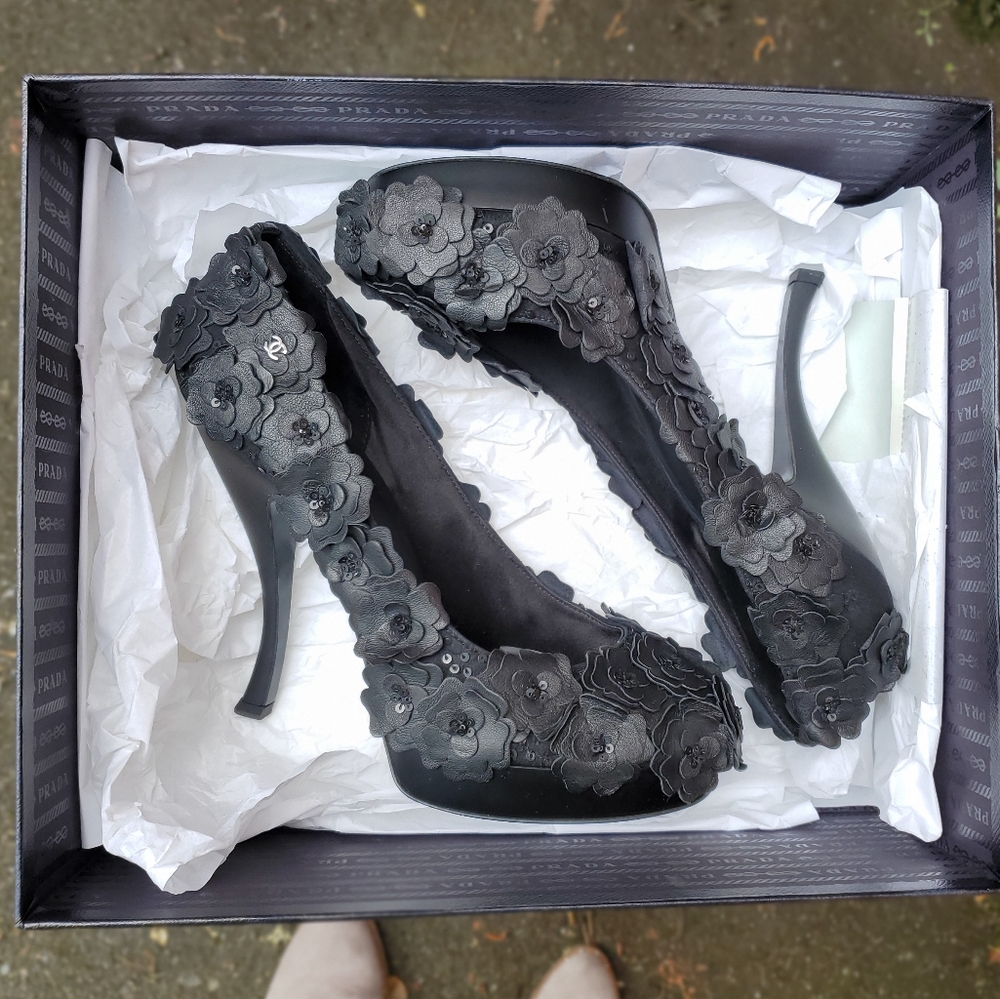 Chanel Black Leather Laser Cut Camellia Platform Pumps 40. - Picture 4 of 16